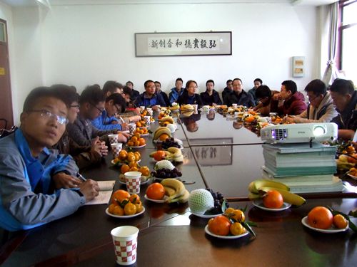 举行师生座谈会