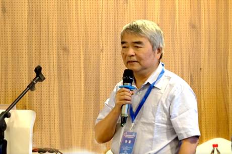 男人在喝饮料中度可信度描述已自动生成