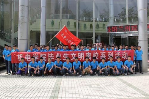 毕业生文明离校系列活动—参观校史馆