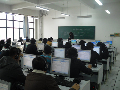 组织英语四级模拟考试