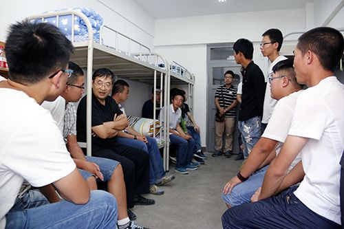 公司领导看望2014级新生