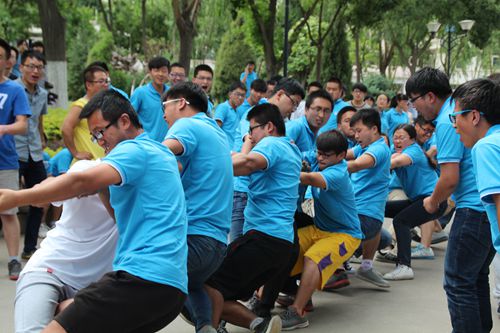 举办毕业生拔河比赛