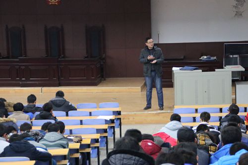 举办科技创新讲座