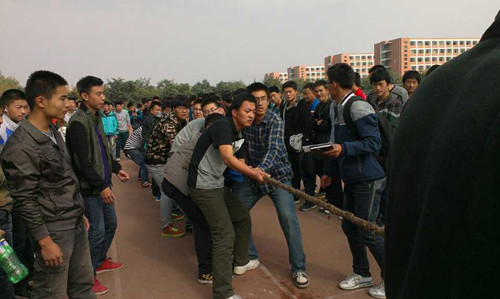 2013级新生拔河比赛顺利举行