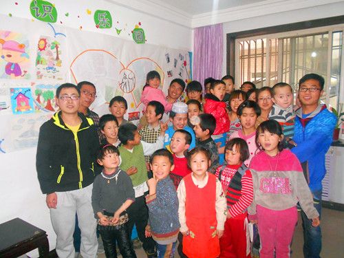 青年志愿者关爱孤儿、奉献爱心